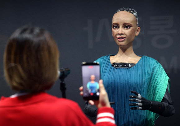 30일 강남구 코엑스에서 열린 ‘스마트라이프위크 2025’에서 한 관람객이 휴머노이드 로봇 소피아와 대화하고 있다. 2025.9.30. 연합뉴스