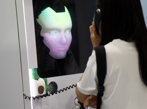 30일 강남구 코엑스에서 열린 ‘스마트라이프위크 2025’에서 관람객이 AI 로봇에게 고민 상담을 받고 있다. 2025.9.30 . 연합뉴스