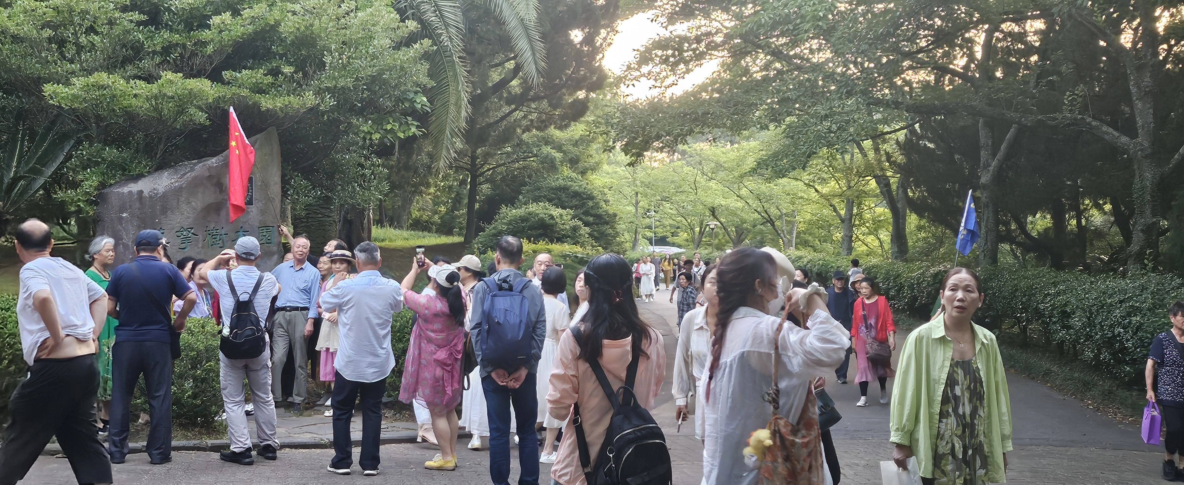 크루즈로 온 중국인 단체 여행객들이 한라수목원을 방문해 관람하고 있다. 제주 강동삼 기자