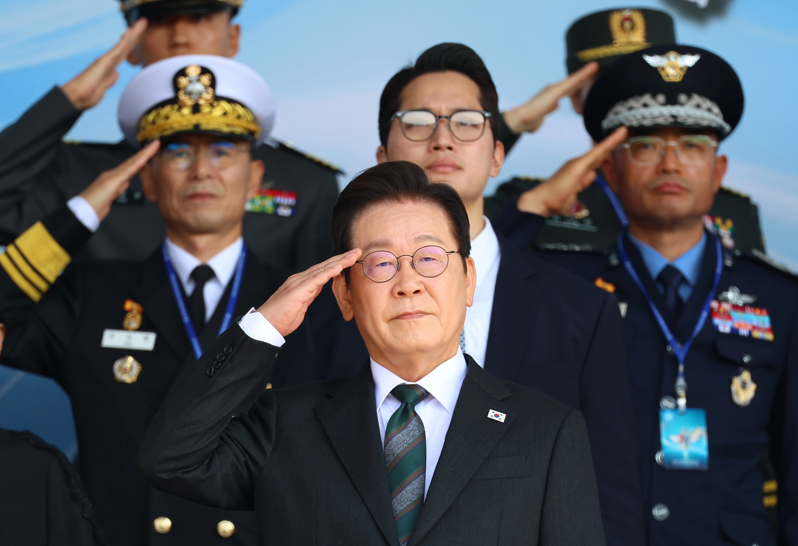 이재명 대통령이 1일 충남 계룡대 대연병장에서 열린 건군 77주년 국군의 날 기념행사에서 거수경례하고 있다. 2025.10.1 연합뉴스