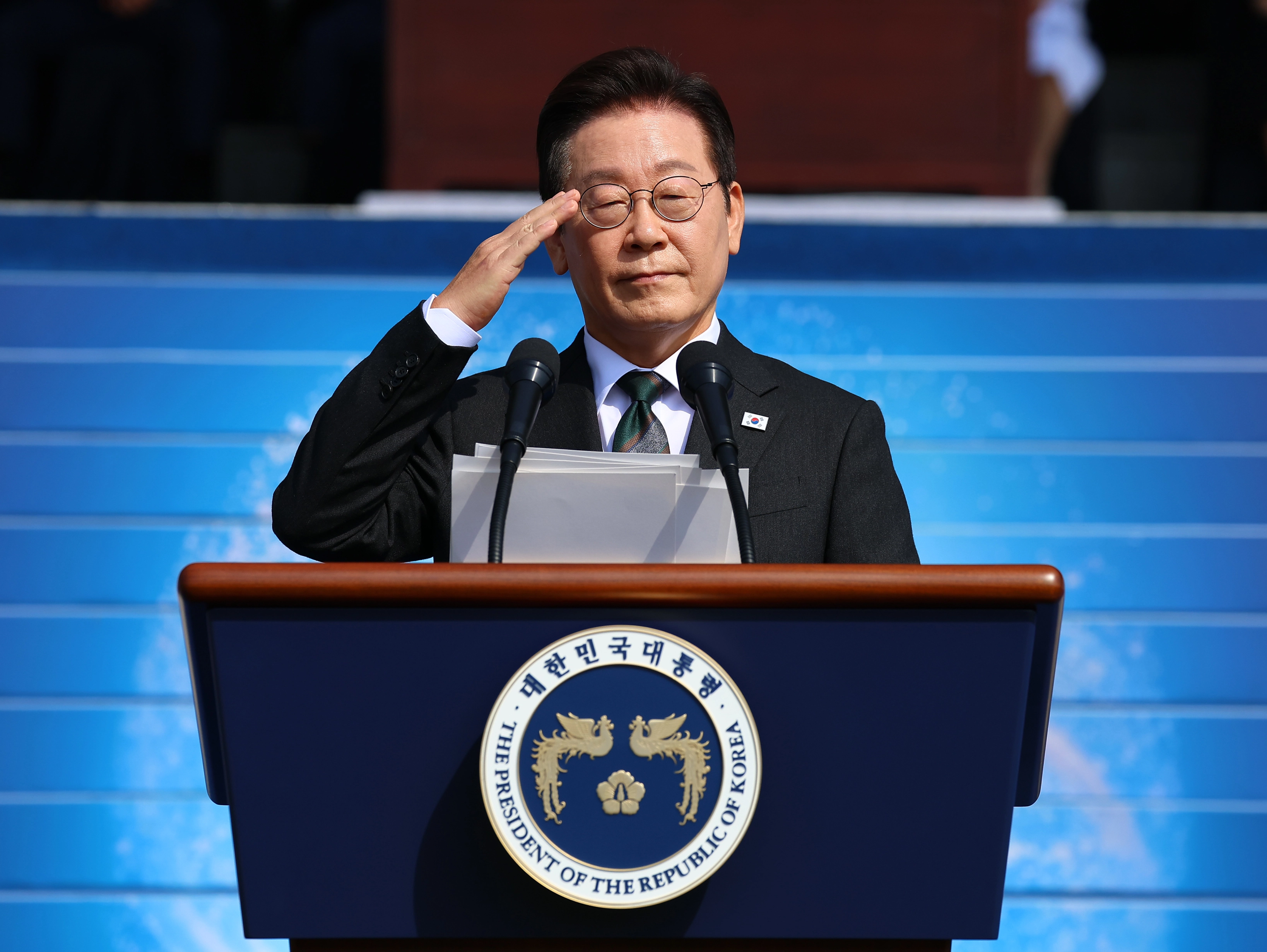 이재명 대통령이 1일 충남 계룡대 대연병장에서 열린 건군 77주년 국군의 날 기념행사에서 거수경례를 하고 있다. 2025.10.1 연합뉴스