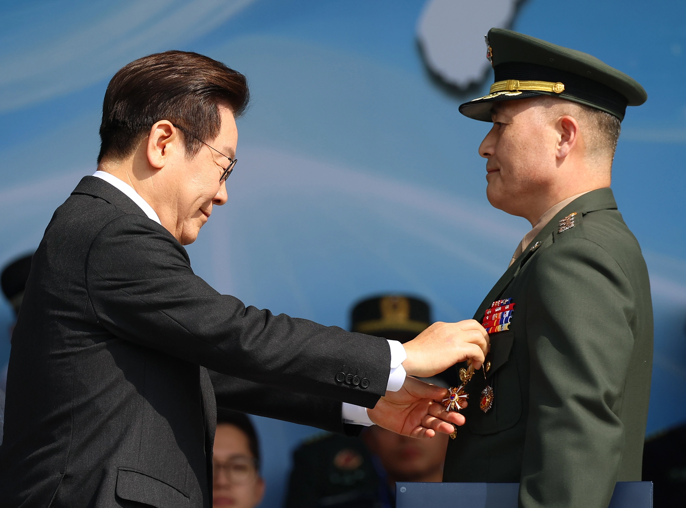 이재명 대통령이 1일 충남 계룡대 대연병장에서 열린 건군 77주년 국군의 날 기념행사에서 박정훈 해병 대령에게 훈장을 수여하고 있다. 2025.10.1 연합뉴스