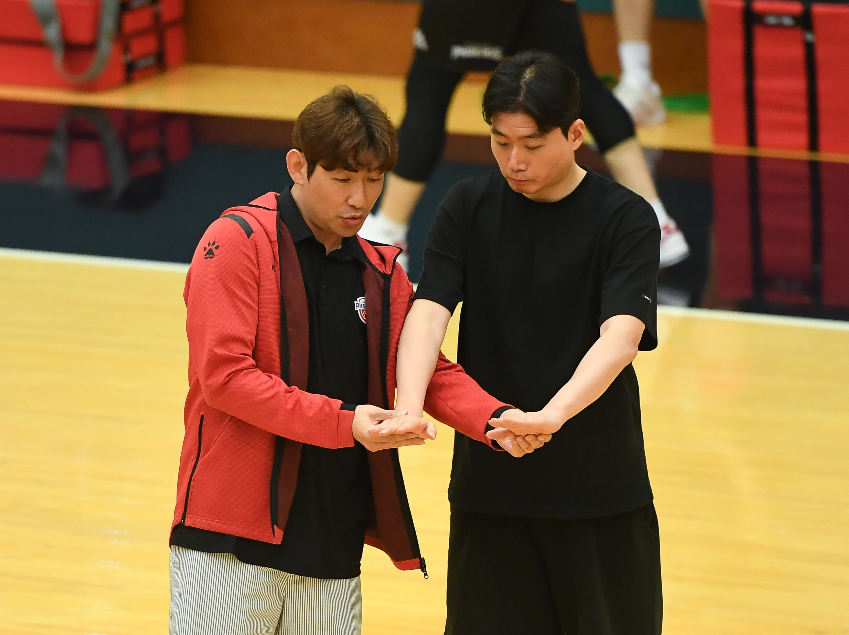 지난 7월 3일 팀 훈련을 진행하는 양동근 울산 현대모비스 감독과 박구영 코치. KBL 제공