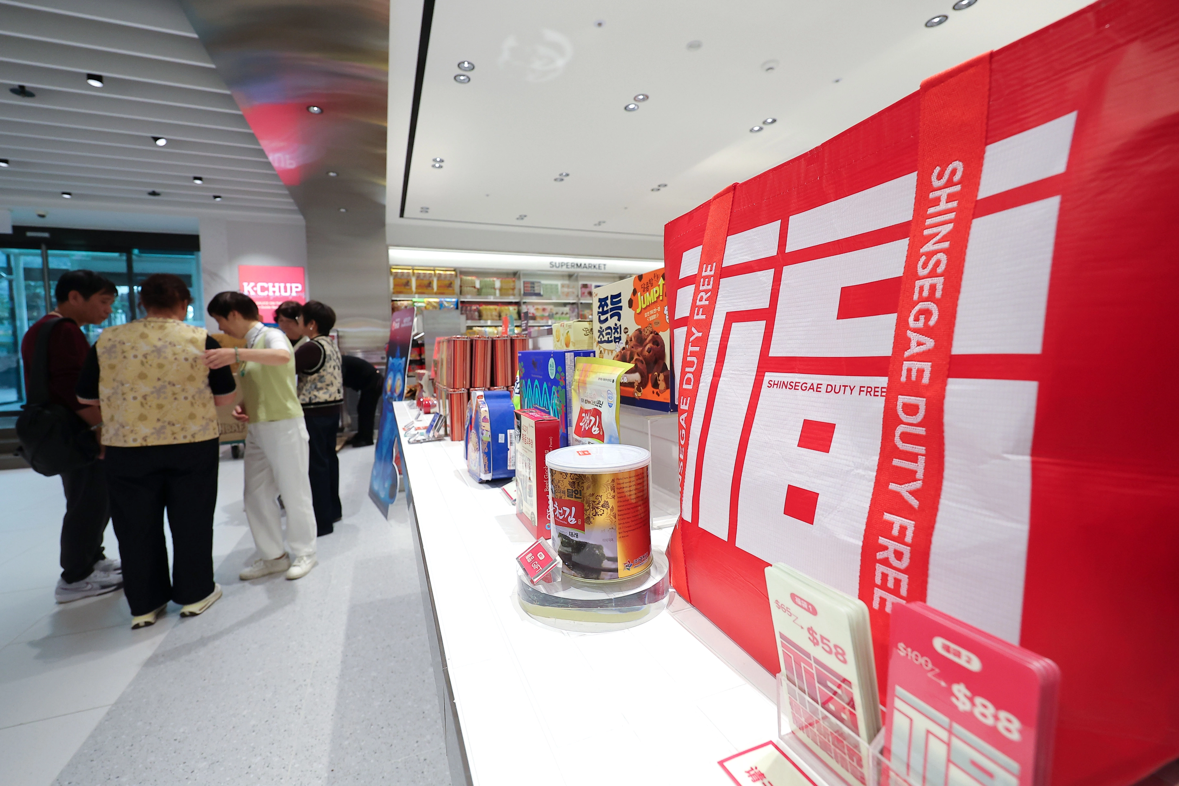 ‘무비자 특수’ 중국인 관광객 겨냥하는 유통가  중국 단체관광객 무비자 입국 정책에 따라 주요 유통 매장들이 관광객 수요에 맞춘 행사 및 제품들을 준비하는 가운데 30일 서울 중구 신세계면세점 명동점에 ‘복(福)’ 글자가 새겨진 친환경 가방 ‘포춘백’이 진열되어 있다. 2025.9.30 연합뉴스