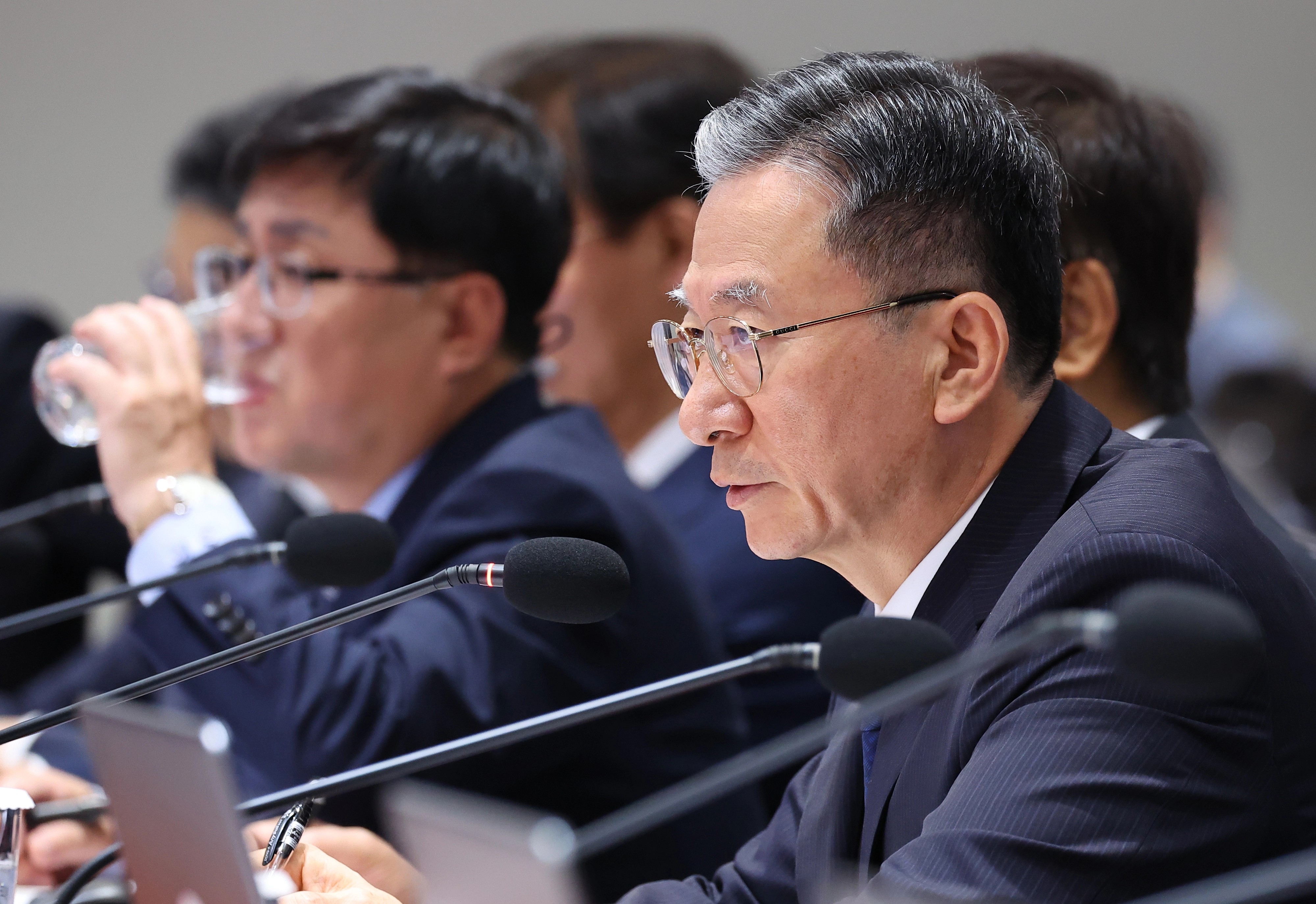 정성호 법무부 장관이 30일 용산 대통령실에서 열린 제44회 국무회의에서 이재명 대통령의 질문에 답하고 있다. 2025.9.30 연합뉴스