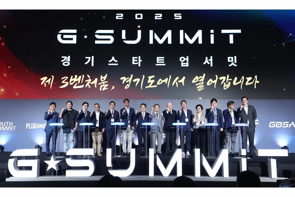 1일 수원컨벤션센터에서 열린 2025 경기 스타트업 서밋(G-SUMMIT) 개막식에서 김동연 경기도지사와 주요 참석자들이 개막 퍼포먼스 및 기념 촬영을 하고 있다. (경기도 제공)