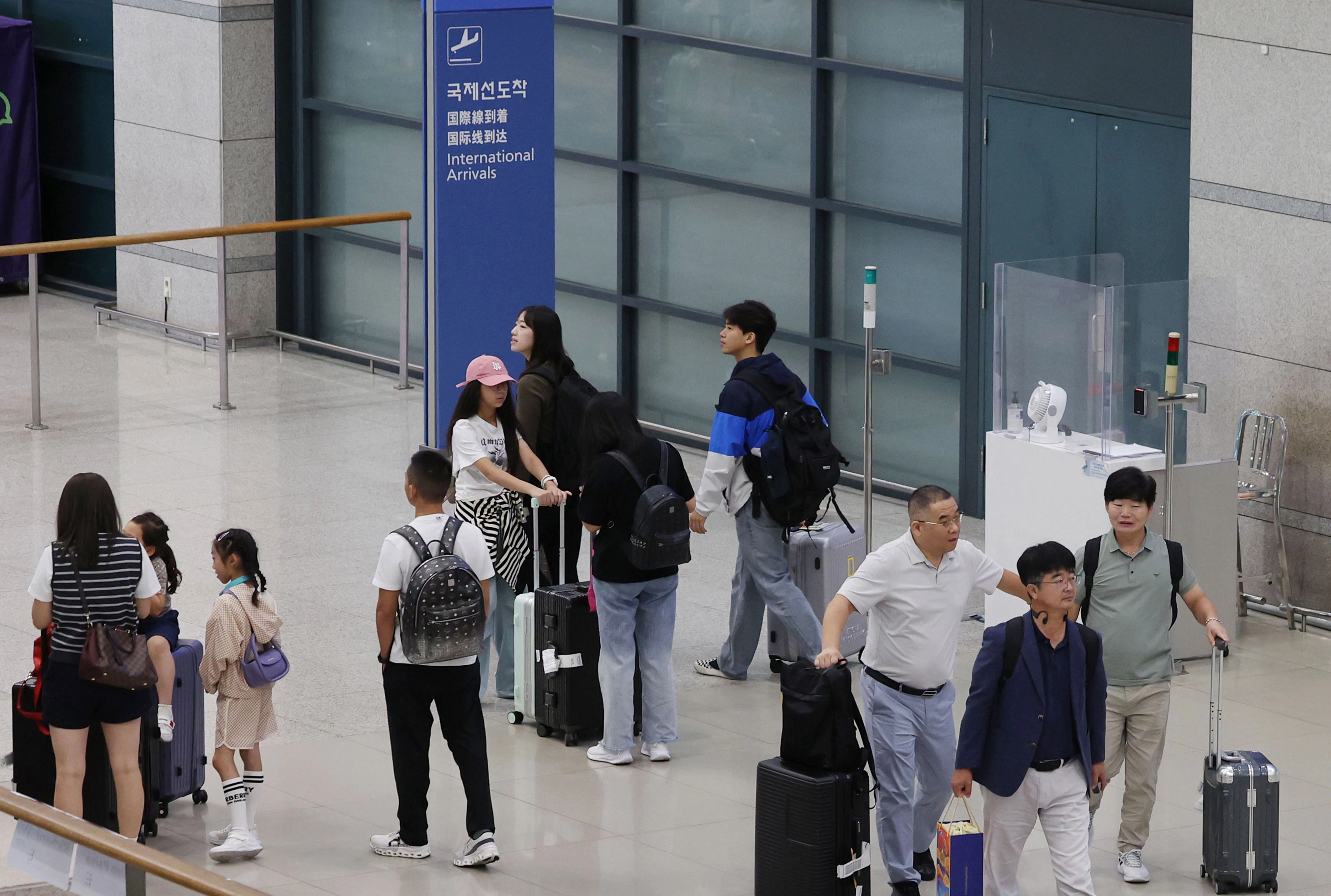 중국 단체관광객 무비자 입국 첫날  중국인 단체관광객 무비자 입국 첫날인 29일 인천국제공항을 통해 외국인 관광객들이 입국하고 있다. 국내·외 전담여행사가 모객한 3인 이상 중국인 단체관광객은 내년 6월 30일까지 15일 범위에서 비자 없이 국내 관광이 가능하다. 원칙적으로 같은 항공·선박으로 입국하고 출국해야 한다. 2025.9.29 [공동취재] 연합뉴스