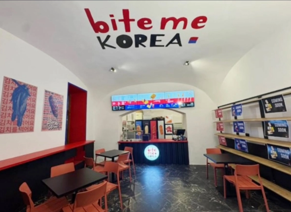 일본 군국주의 상징인 욱일기를 내건 루마니아 클루지나포카의 한식당 측이 사과했다. 사진은 논란 이후 바뀐 식당 모습. 왼쪽에 한국어 포스터가 걸렸다. 서경덕 교수 인스타그램 캡처