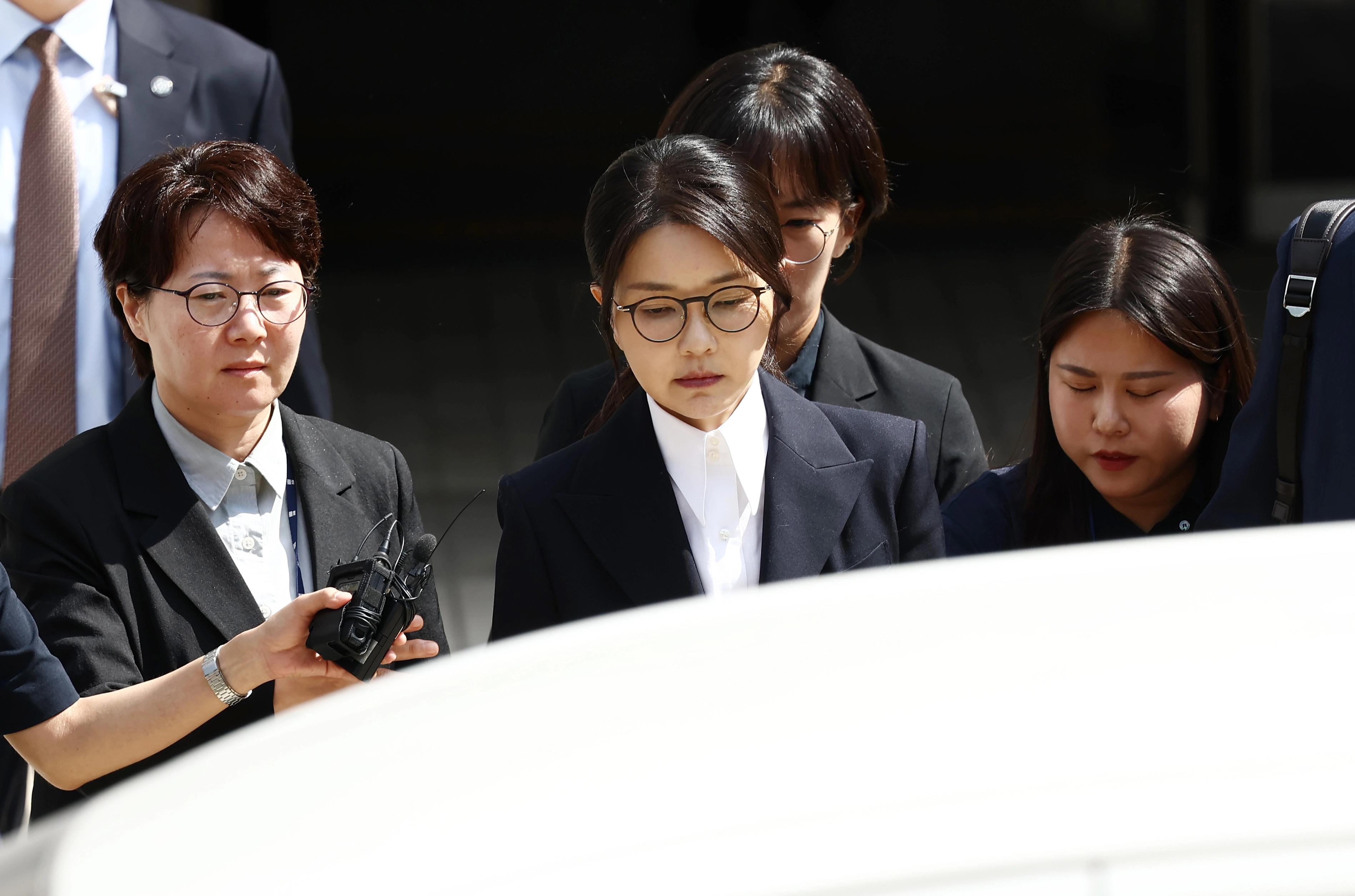 김건희 여사가 지난 8월 12일 서울 서초구 서울중앙지법에서 열린 구속 전 피의자 심문(영장실질심사)을 마치고 법원을 나서고 있다.
사진공동취재단