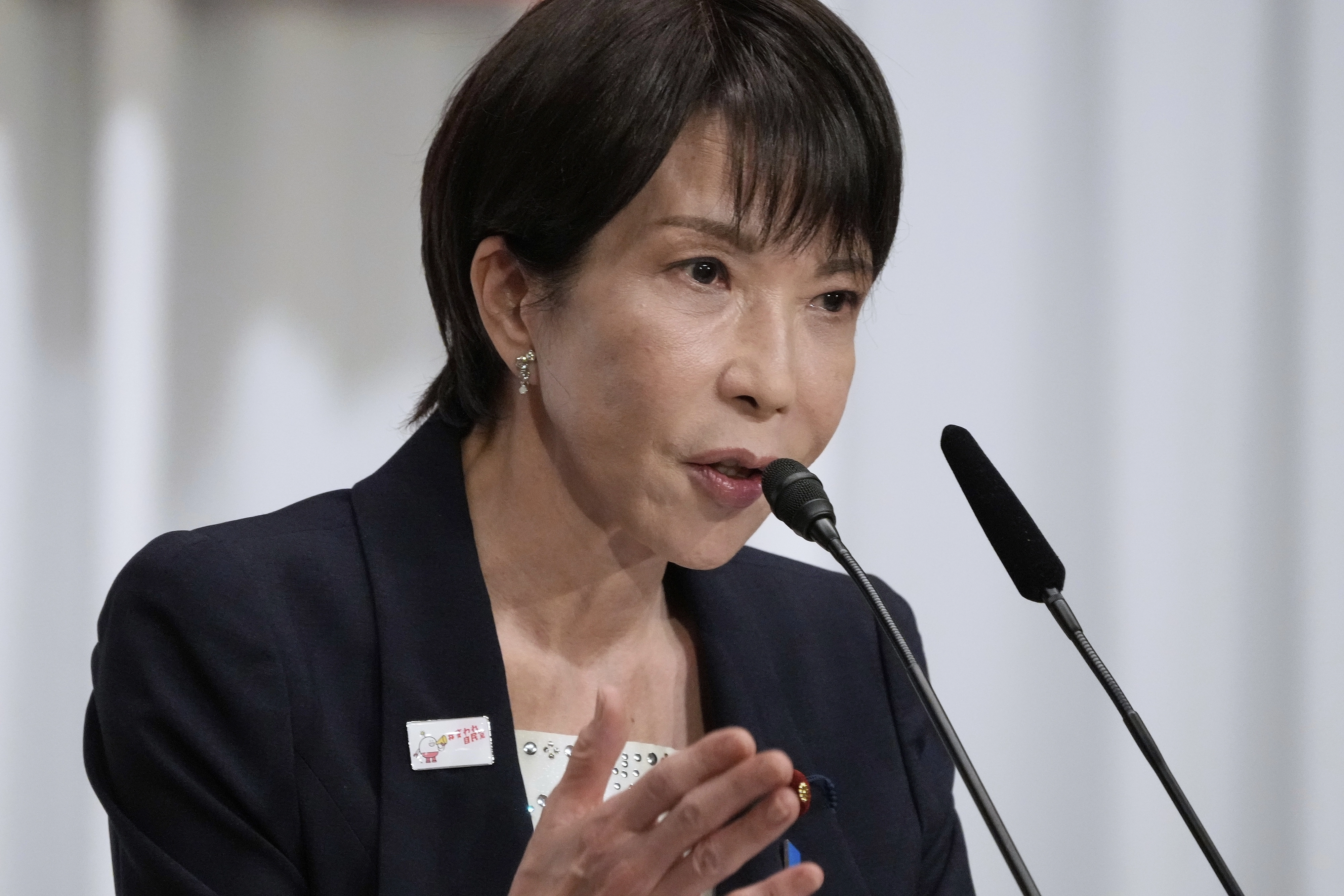 극우 성향의 다카이치 사나에 일본 전 경제안보상이 23일 도쿄 자민당 당사에서 열린 자민당 총재 선거 후보 합동 기자회견에서 답하고 있다. 
도쿄 AP 뉴시스