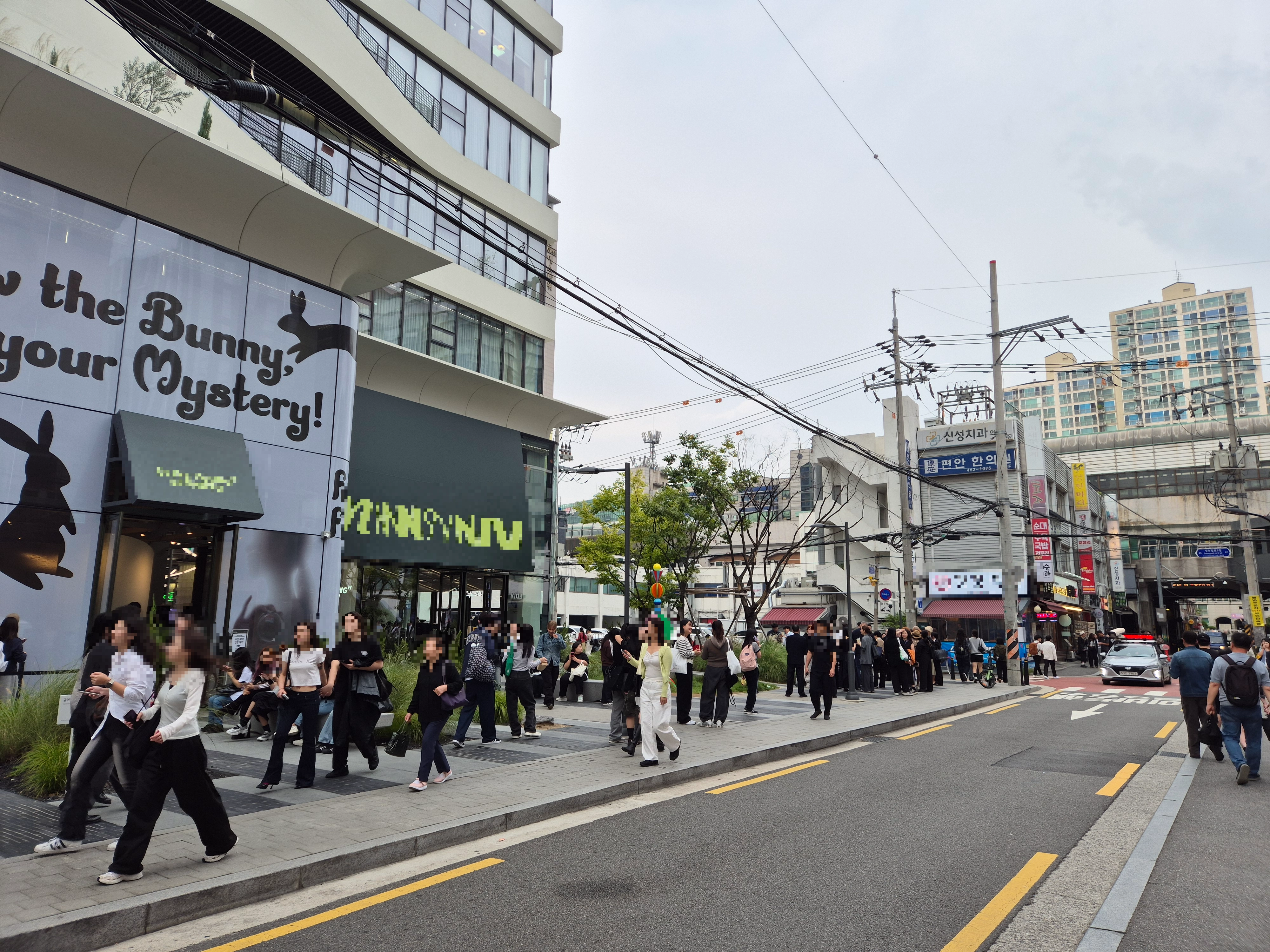 서울 성동구 상가 주변을 20대 청년들이 걷고 있다. 이곳 인근은 몇 년 사이 임대료가 ㎡당 1만원 넘게 올랐다. 김우진 기자