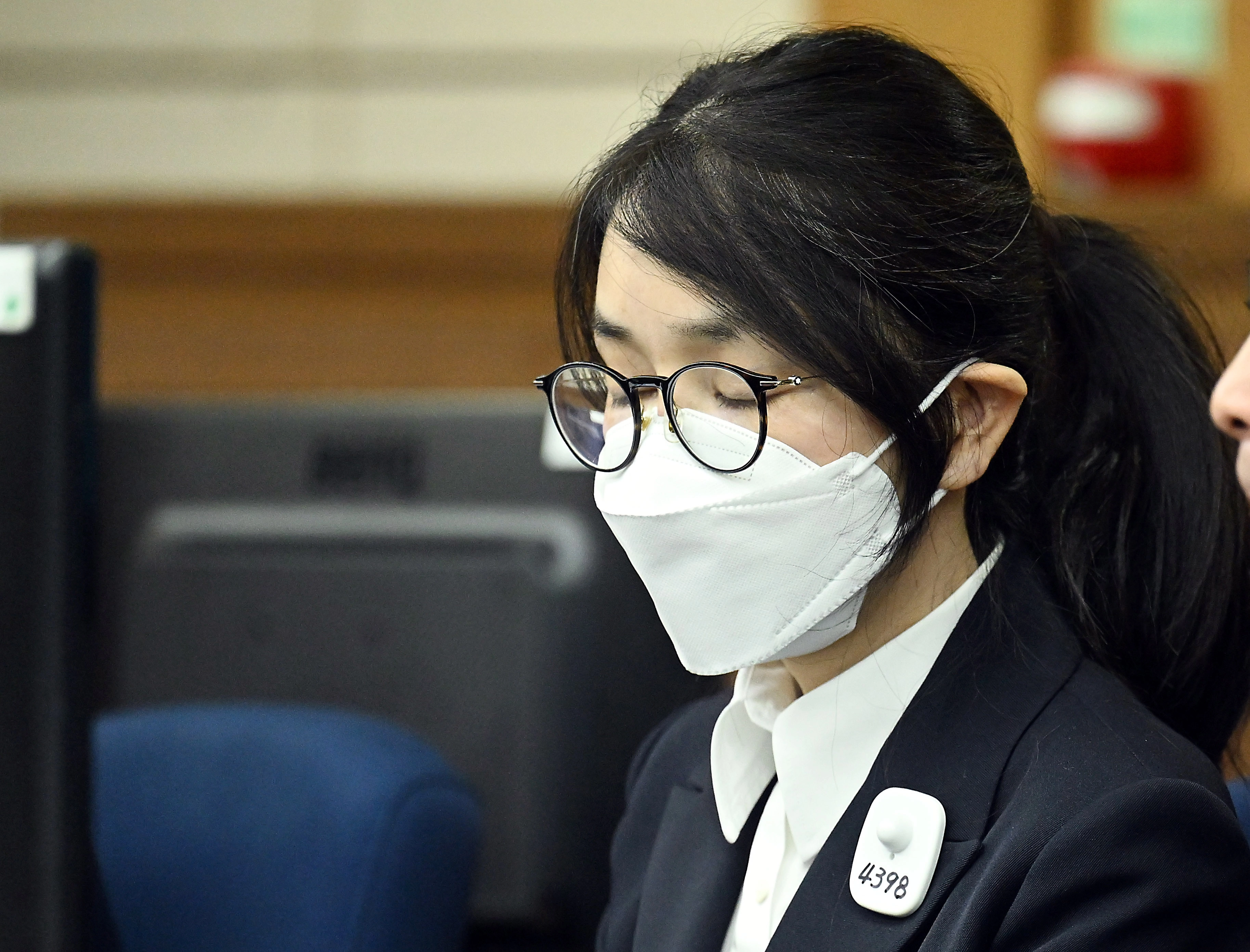도이치모터스 주가조작 혐의와 통일교 금품수수 의혹 등으로 구속기소 된 김건희 여사가 지난달 24일 서울 서초구 서울중앙지법에서 열린 첫 재판에 출석해 눈을 감고 있다. 연합뉴스