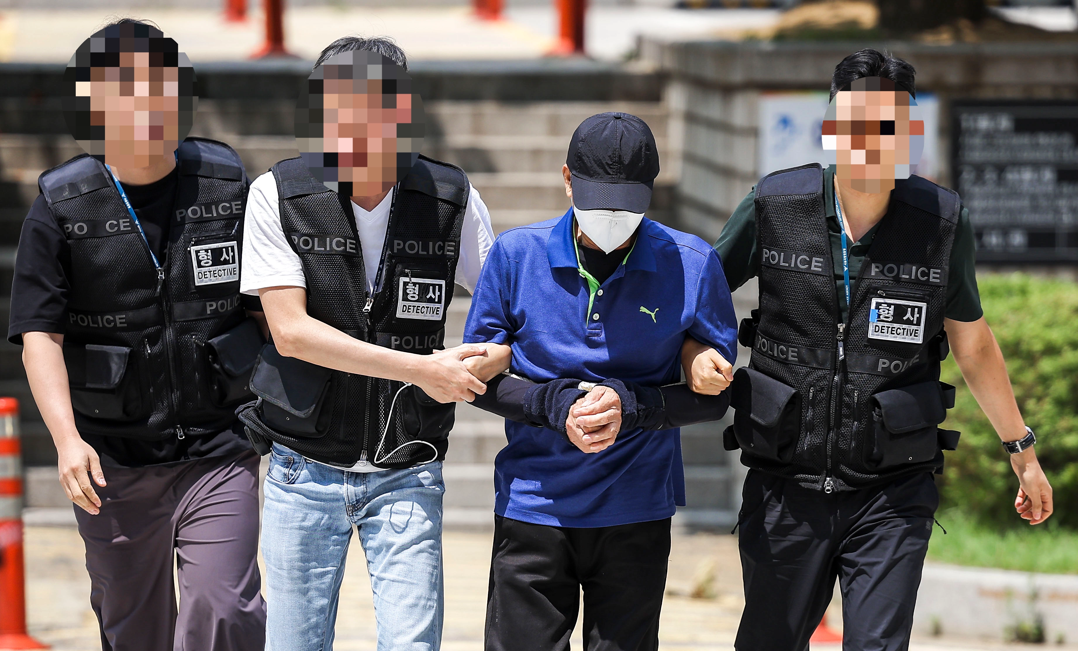 서울 숭례문 인근 지하보도에서 청소 노동자를 흉기로 살해한 70대 남성 A씨가 4일 서울 서초구 서울중앙지방법원에서 열린 영장실질심사(구속 전 피의자 심문)에 출석하고 있다. 2024.8.4 뉴시스