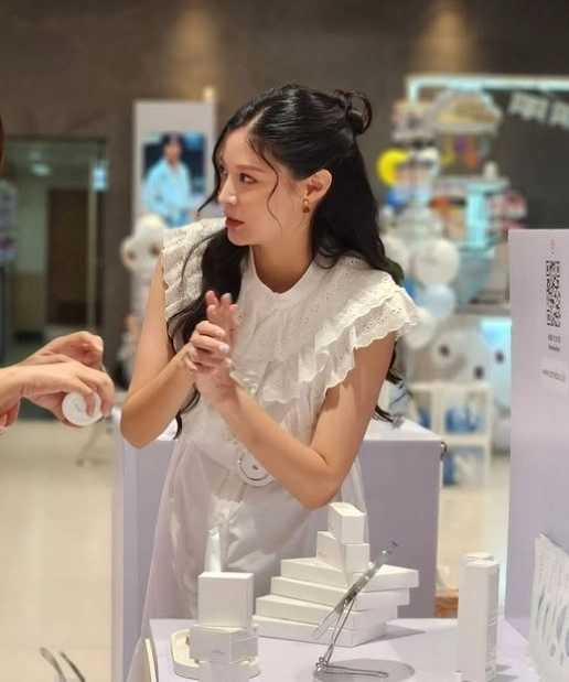 조국 조국혁신당 비상대책위원장 딸 조민씨가 자신이 운영 중인 화장품 브랜드 ‘세로랩스’의 면세점 입점 특혜 의혹 보도에 대해 반박하고 나섰다. 조민 인스타그램 캡처