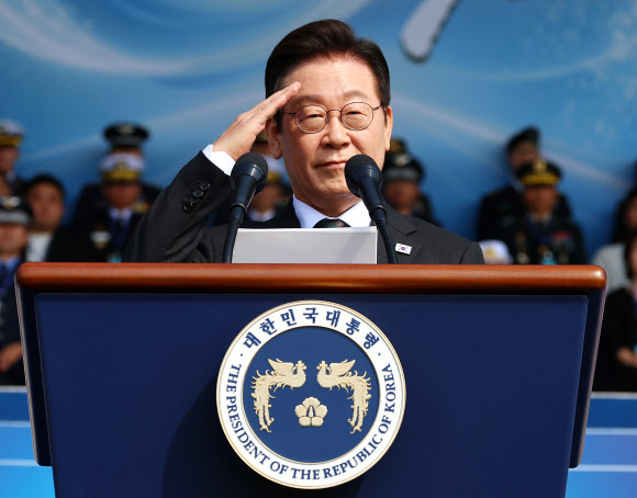 이재명 대통령이 1일 충남 계룡대 대연병장에서 열린 건군 77주년 국군의 날 행사에서 거수경례를 하고 있다.  2025.10.1  연합뉴스