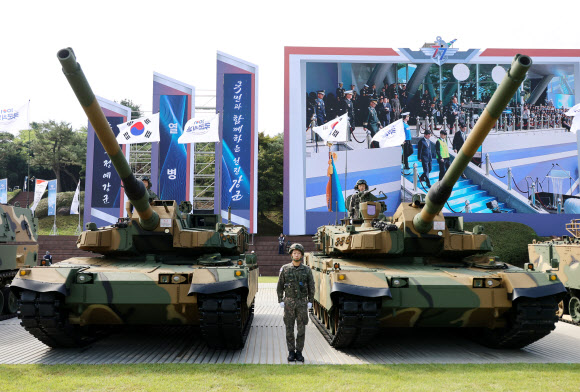국방부는 건군 77주년을 맞아 국군이 보유한 유·무인 복합체계 신무기를 공개했다. 사진은 지난달 29일 국군의날 미디어데이 행사에서 공개된 K2전차(흑표). 2025.10.1  연합뉴스