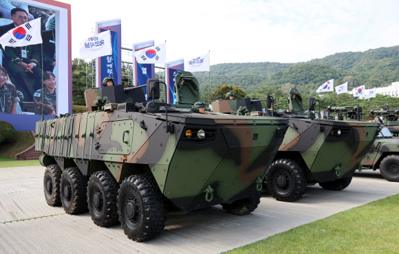 국방부는 건군 77주년을 맞아 국군이 보유한 유·무인 복합체계 신무기를 공개했다. 사진은 지난달 29일 국군의날 미디어데이 행사에서 공개된 차륜형장갑차(백호). 2025.10.1  연합뉴스