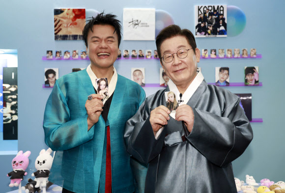 이재명 대통령이 1일 경기 고양시 킨텍스에서 열린 대중문화교류위원회 출범식에서 박진영 대중문화교류위원회 공동위원장과 K컬처 체험존에서 기념 촬영을 하고 있다. 2025.10.1  대통령실통신사진기자단