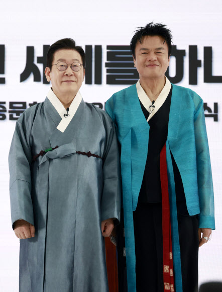 이재명 대통령이 1일 경기 고양시 킨텍스에서 열린 대중문화교류위원회 출범식에서 박진영 공동위원장에게 위촉장을 수여한 뒤 기념촬영을 하고 있다. 2025.10.1  대통령실통신사진기자단