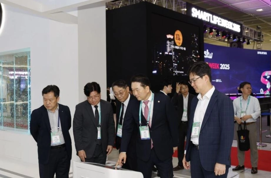 ‘스마트라이프위크 2025’ 현장을 둘러보는 김태수 위원장