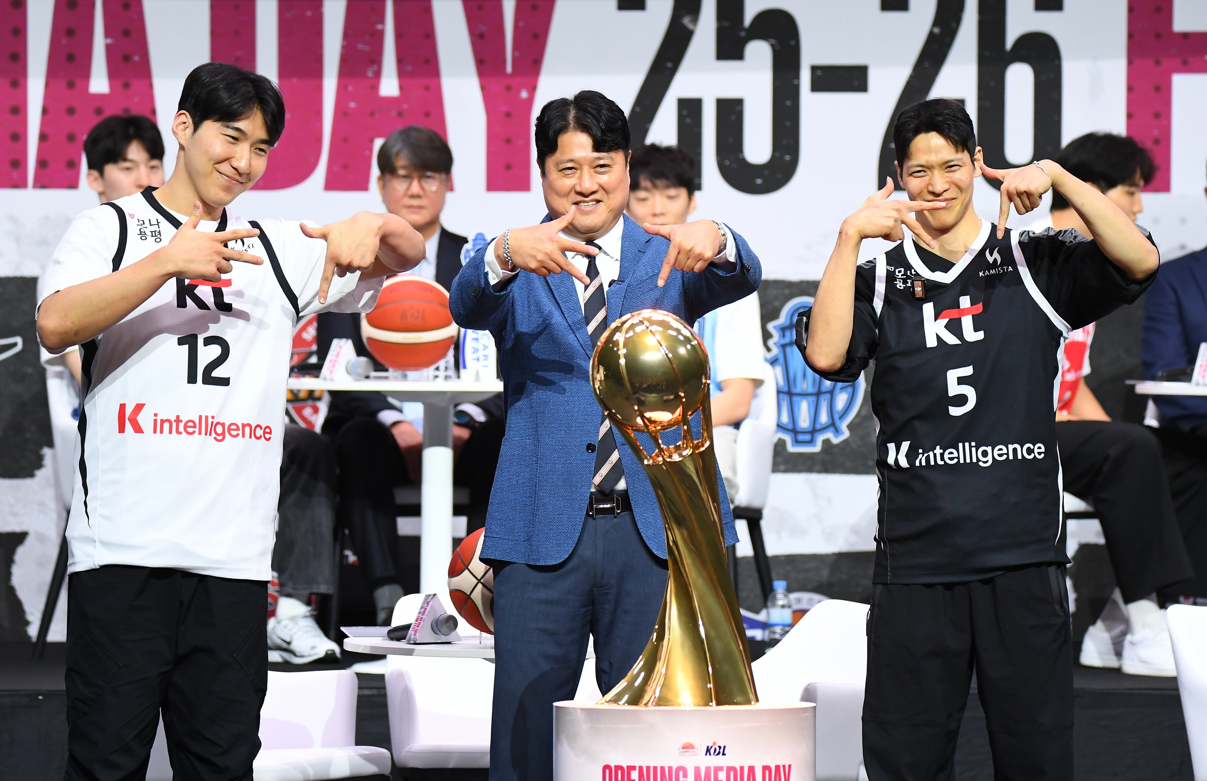 문경은 수원 kt 감독이 지난달 29일 서울 용산구 블루스퀘어에서 열린 2025~26 프로농구 개막 미디어데이에서 문정현, 김선형과 함께 시즌 각오를 밝히고 있다. KBL 제공