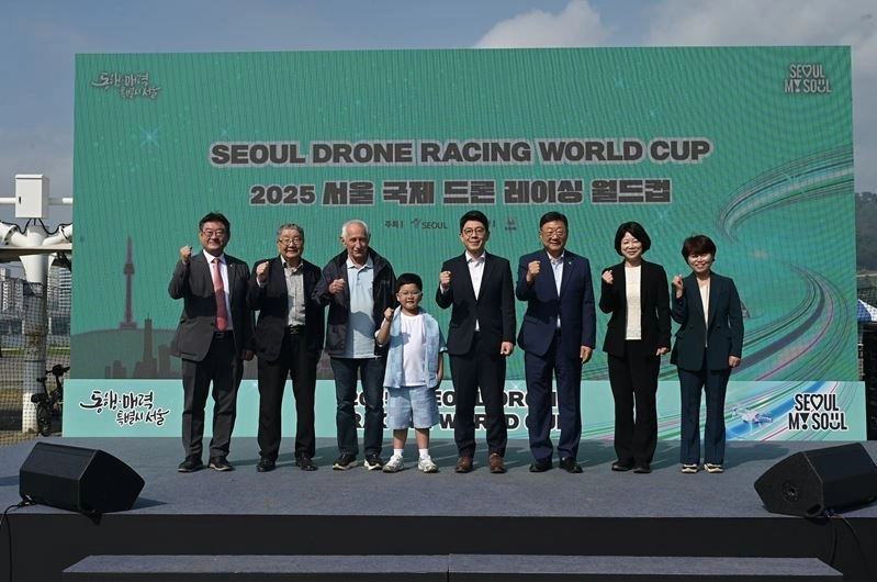 지난 1일 광나루 한강드론공원에서 열린 ‘2025 서울 국제 드론 레이싱 월드컵’ 개회식에참석자들이 기념촬영을 하고 있다.
