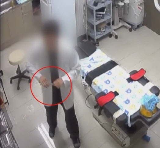 약물로 아내를 살해한 의사가 자기 병원에서 범행에 사용한 의료기구를 숨기고 있다.
충남경찰청
