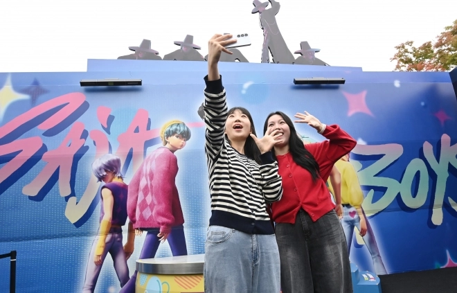 30일 경기 용인시 에버랜드에서 관람객들이 ‘케이팝 데몬 헌터스’(케데헌) 테마존을 체험하고 있다.  케데헌 테마존에서는 대형 LED 스크린을 통해 작품 속 주요 영상과 인기 OST, 헌트릭스, 사자보이즈 등 캐릭터별 스토리를 미션형 게임과 인터랙티브 포토존을 통해 몰입감 있게 경험할 수 있다. 2025.09.30. 뉴시스