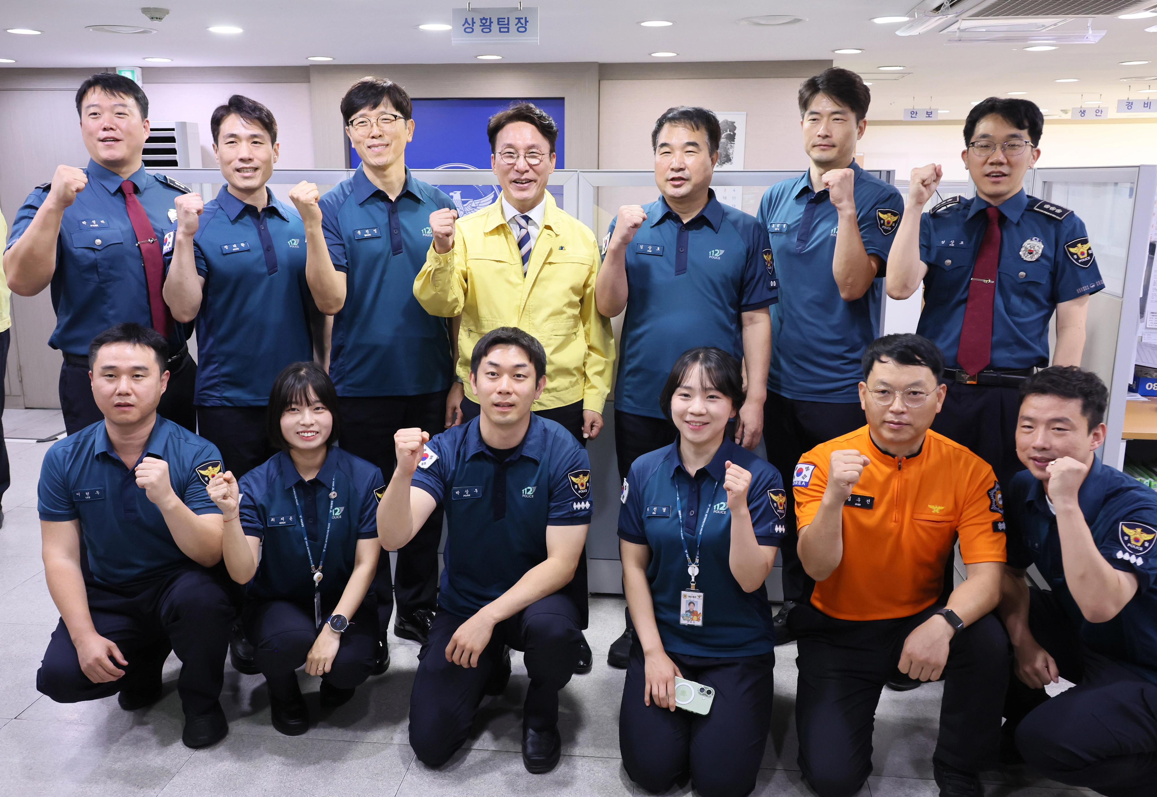 김민석 국무총리, 서울경찰청 112종합상황실 방문  김민석 국무총리가 추석 연휴를 하루 앞둔 2일 서울 종로구 서울경찰청 112종합상황실을 방문, 근무자들을 격려한 뒤 기념촬영을 하고 있다. 2025.10.2 연합뉴스