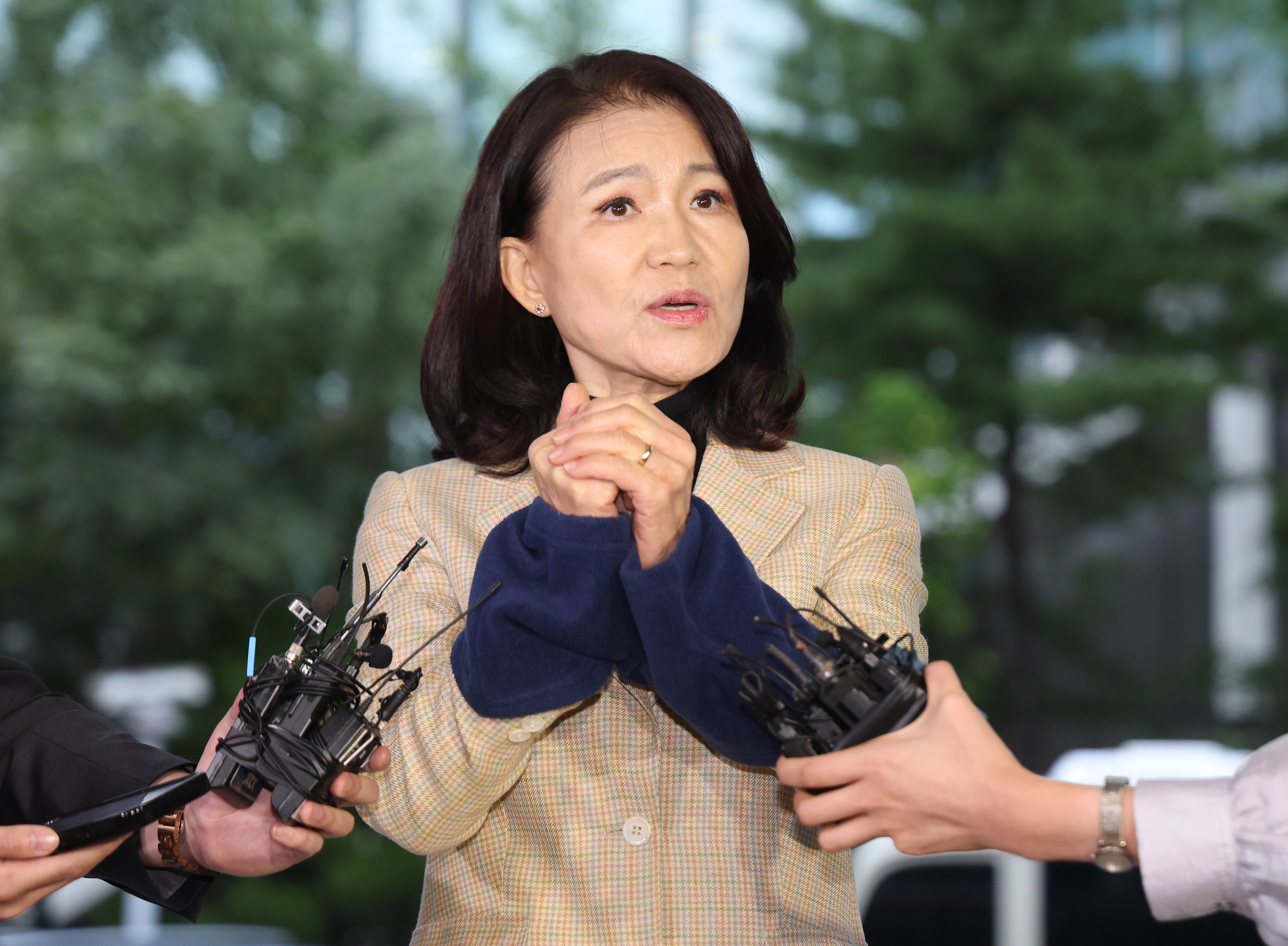 이진숙 전 방통위원장 경찰에 체포  공직선거법·국가공무원법 위반 등 혐의로 체포된 이진숙 전 방송통신위원장이 2일 서울 영등포경찰서로 압송되고 있다. 2025.10.2 뉴시스