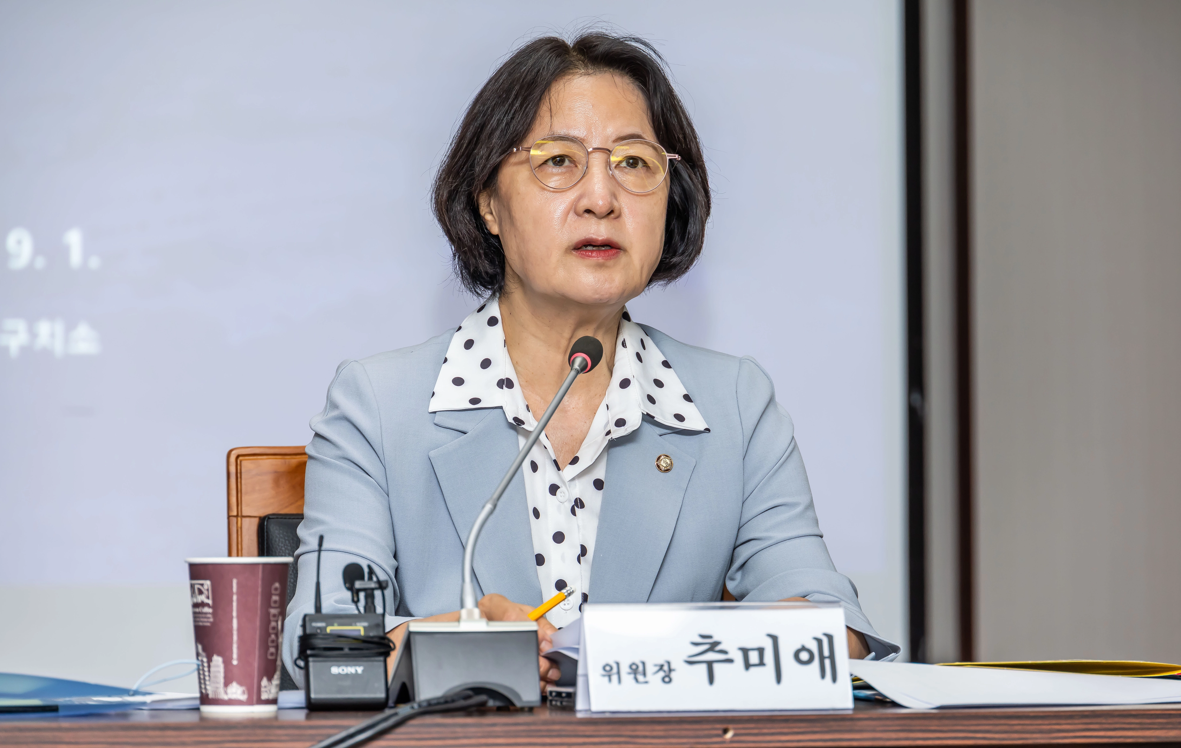 국회 법제사법위원회 서울구치소 현장검증  추미애 국회 법제사법위원회 위원장이 1일 경기 의왕시 안양판교로 143 서울구치소에서 열린 윤석열 전 대통령의 수감 중 특혜 제공 여부 확인과 CCTV 영상기록 열람을 위한 현장검증에 참석해 모두발언을 하고 있다. 2025.9.1 국회사진기자단