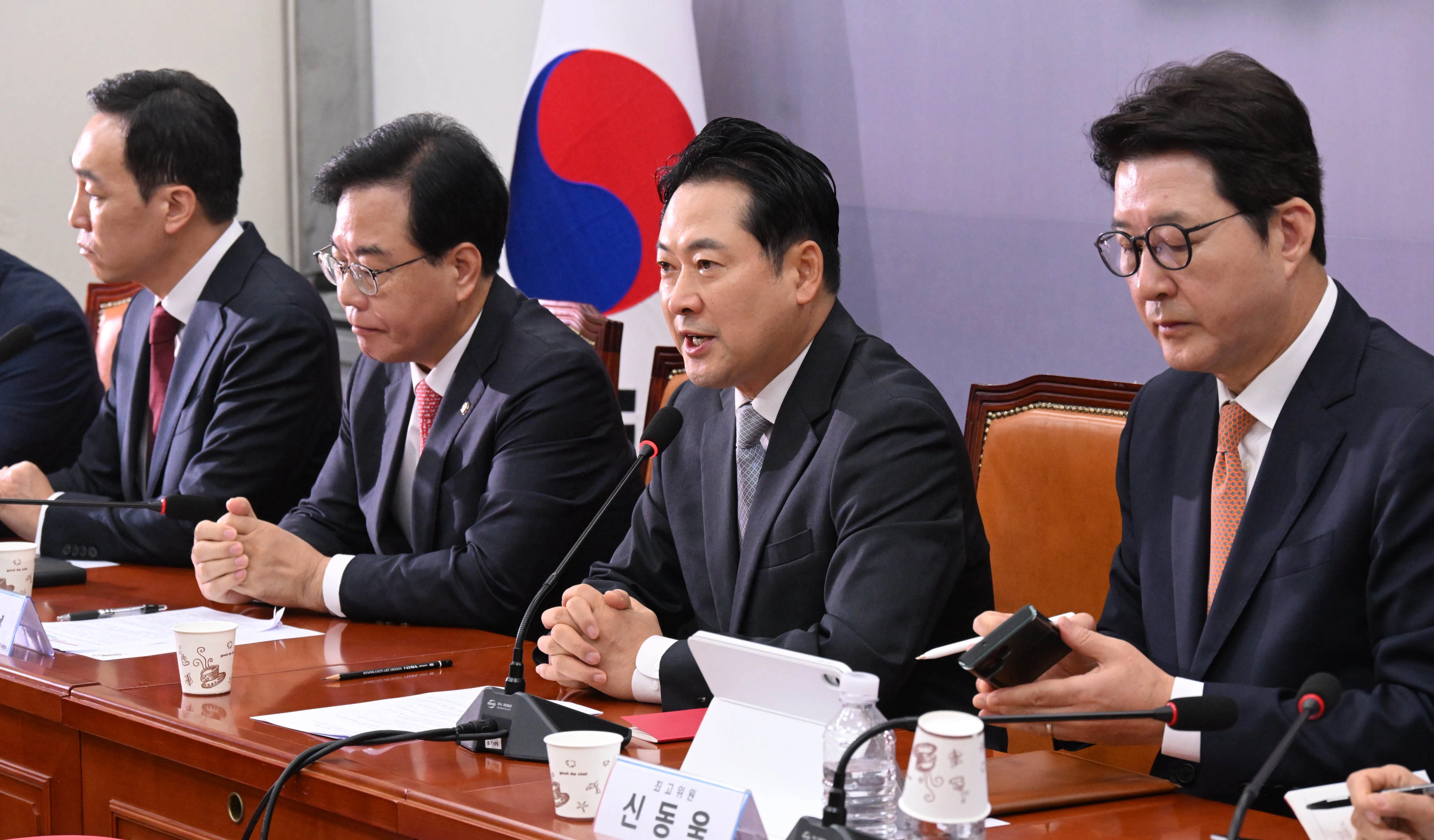 장동혁(오른쪽 두 번째) 국민의힘 대표가 지난 18일 국회에서 열린 최고위원회의에서 발언하고 있다. 안주영 전문기자