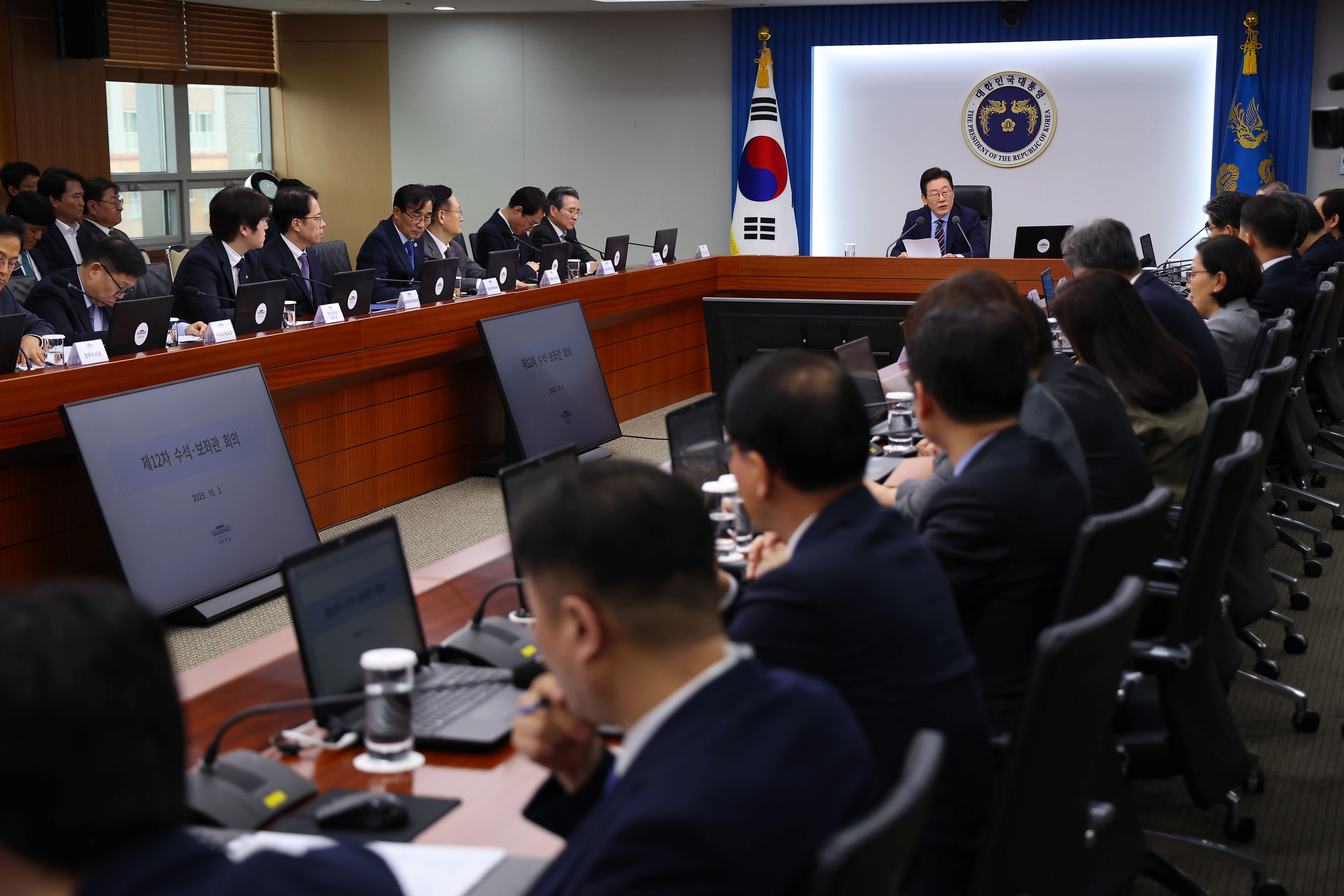 수석보좌관회의 주재하는 이재명 대통령  이재명 대통령이 2일 용산 대통령실에서 수석보좌관회의를 주재하고 있다. 2025.10.2 연합뉴스
