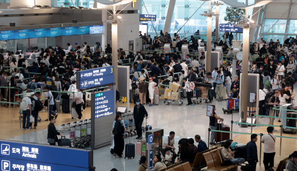 추석 연휴를 앞둔 2일 인천국제공항 제1여객터미널에서 여행객들이 탑승 수속을 위해 줄을 서고 있다. 2025.10.2  연합뉴스