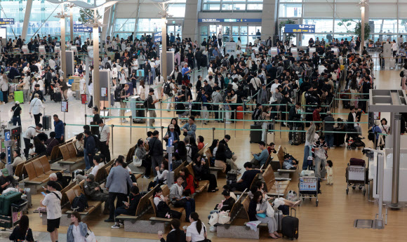 추석 연휴를 앞둔 2일 인천국제공항 제1여객터미널에서 여행객들이 탑승 수속을 위해 줄을 서고 있다. 2025.10.2  연합뉴스