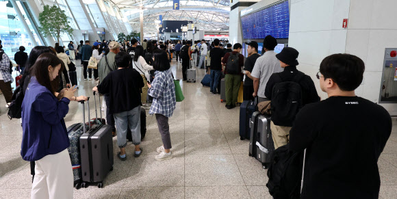 추석 연휴를 앞둔 2일 인천국제공항 제1여객터미널에서 여행객들이 탑승 수속을 위해 줄을 서고 있다. 2025.10.2  연합뉴스