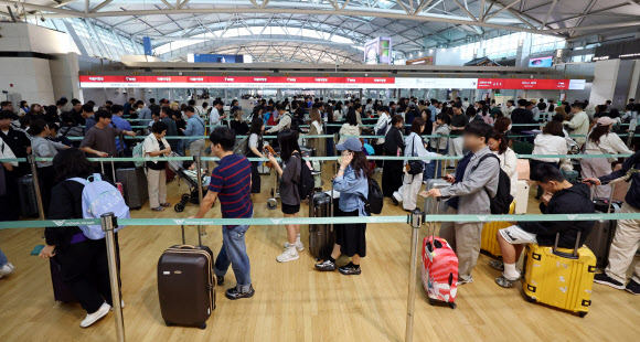 추석 연휴를 앞둔 2일 인천국제공항 제1여객터미널에서 여행객들이 탑승 수속을 위해 줄을 서고 있다. 2025.10.2  연합뉴스