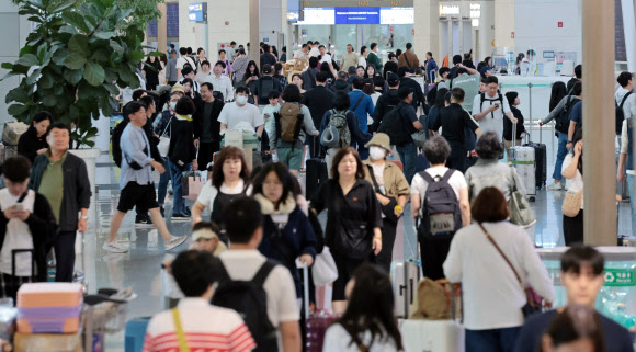 추석 연휴를 앞둔 2일 인천국제공항 제1여객터미널에서 여행객들이 탑승 수속을 위해 줄을 서고 있다. 2025.10.2  연합뉴스