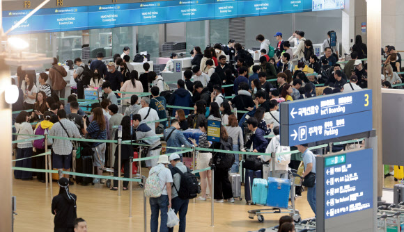 추석 연휴를 앞둔 2일 인천국제공항 제1여객터미널에서 여행객들이 탑승 수속을 위해 줄을 서고 있다. 2025.10.2  연합뉴스