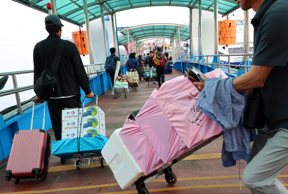 추석 연휴를 앞둔 2일 오전 인천 중구 인천항 연안여객터미널에서 고향 섬으로 가는 귀성객들이 여객선에 승선하기 위해 이동하고 있다. 2025.10.2  연합뉴스