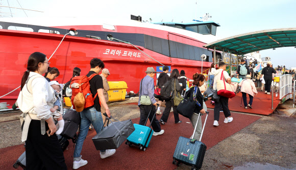 추석 연휴를 앞둔 2일 오전 인천 중구 인천항 연안여객터미널에서 고향 섬으로 가는 귀성객들이 여객선에 승선하기 위해 이동하고 있다. 2025.10.2  연합뉴스
