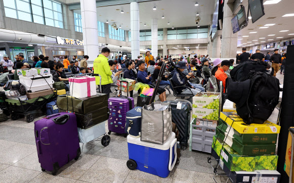 추석 연휴를 앞둔 2일 오전 인천 중구 인천항 연안여객터미널이 고향 섬으로 가는 귀성객들로 붐비고 있다. 2025.10.2  연합뉴스