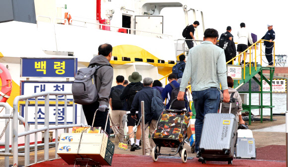 추석 연휴를 앞둔 2일 오전 인천 중구 인천항 연안여객터미널에서 고향 섬으로 가는 귀성객들이 여객선에 승선하고 있다. 2025.10.2  연합뉴스