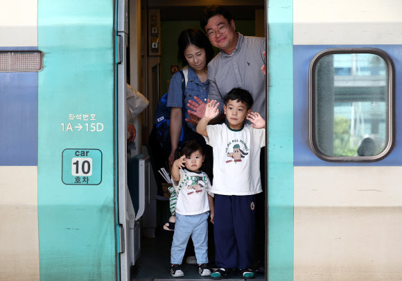 추석을 앞둔 2일 서울역에서 귀성길에 오른 한 가족이 열차에 올라 있다. 2025.10.2  연합뉴스