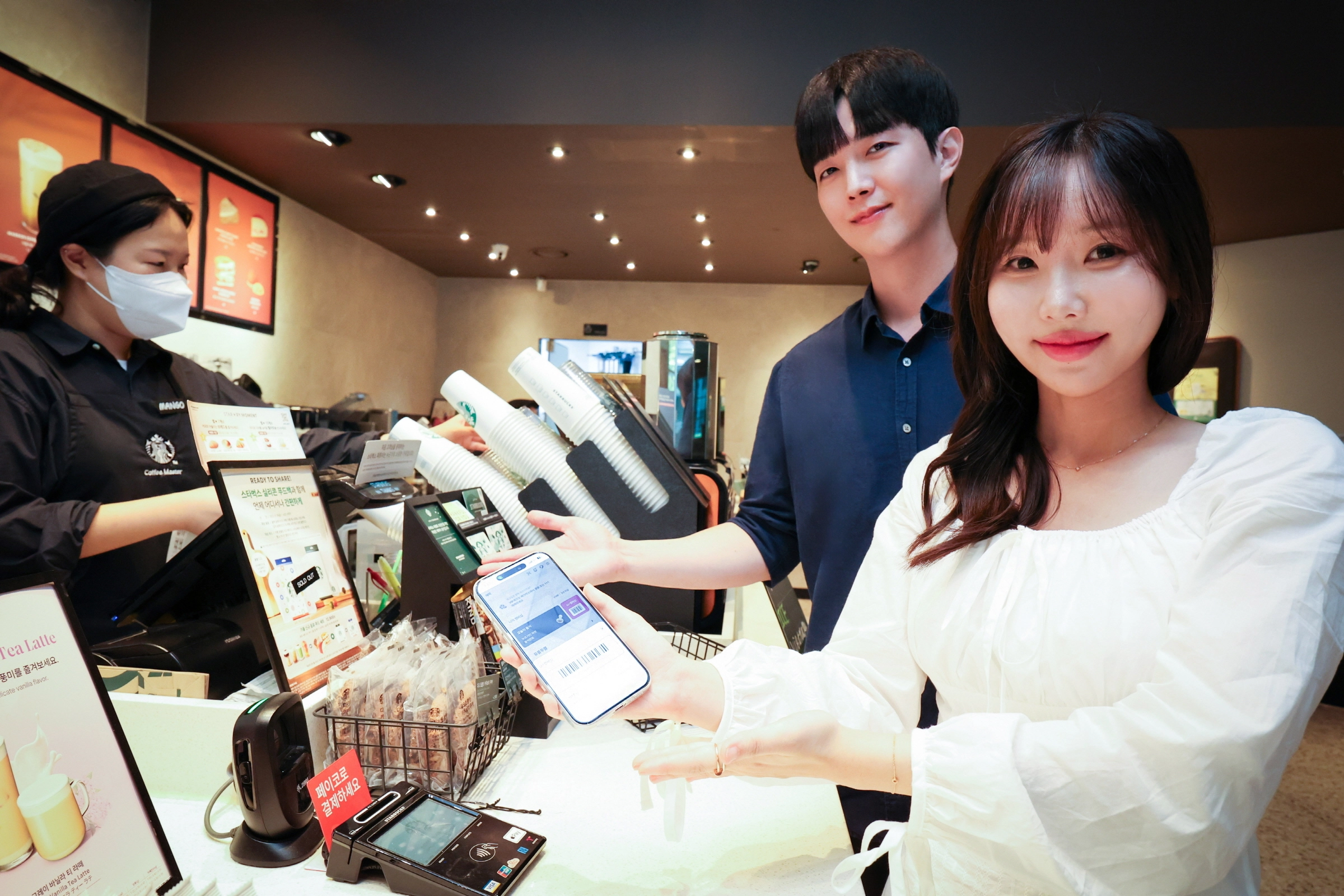 LG유플러스가 강화된 멤버십 혜택으로 고객의 일상에 차별화된 가치를 더한다. 사진은 LG유플러스 직원이 새롭게 추가된 스타벅스 혜택을 소개하는 모습. LG유플러스 제공