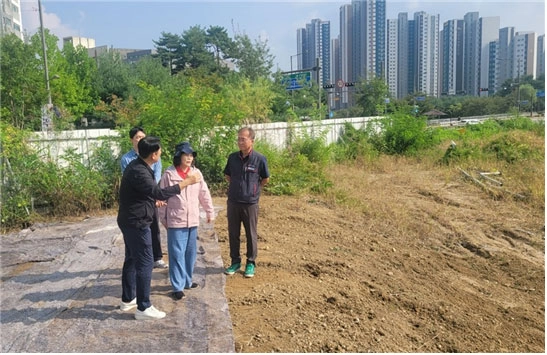 망월천 현장설명을 듣는 박춘선 서울시의원