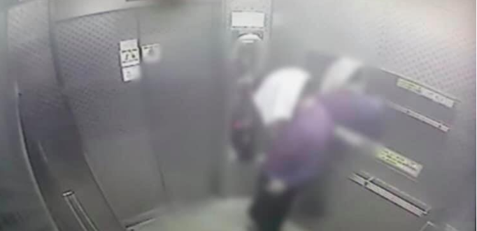 정 씨가 회사 선배 약혼녀가 아파트에서 뛰어내리자 끌고 오기 위해 하얀색 수건으로 얼굴을 가리고 내려가고 있다.      전남경찰청 제공