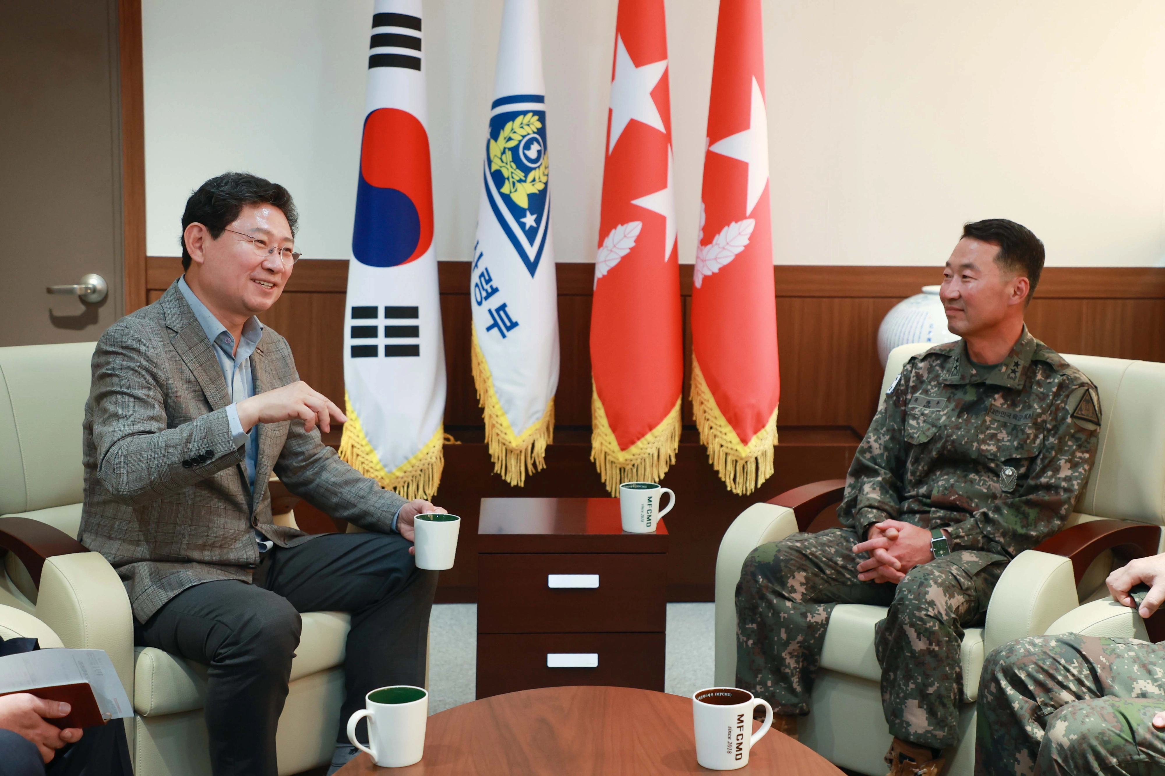 이상일 용인특례시장이 2일 동원전력사령부를 방문해 김관수 사령관(오른쪽) 등 군 관계자들과 정담을 나누고 있다. (용인시 제공)