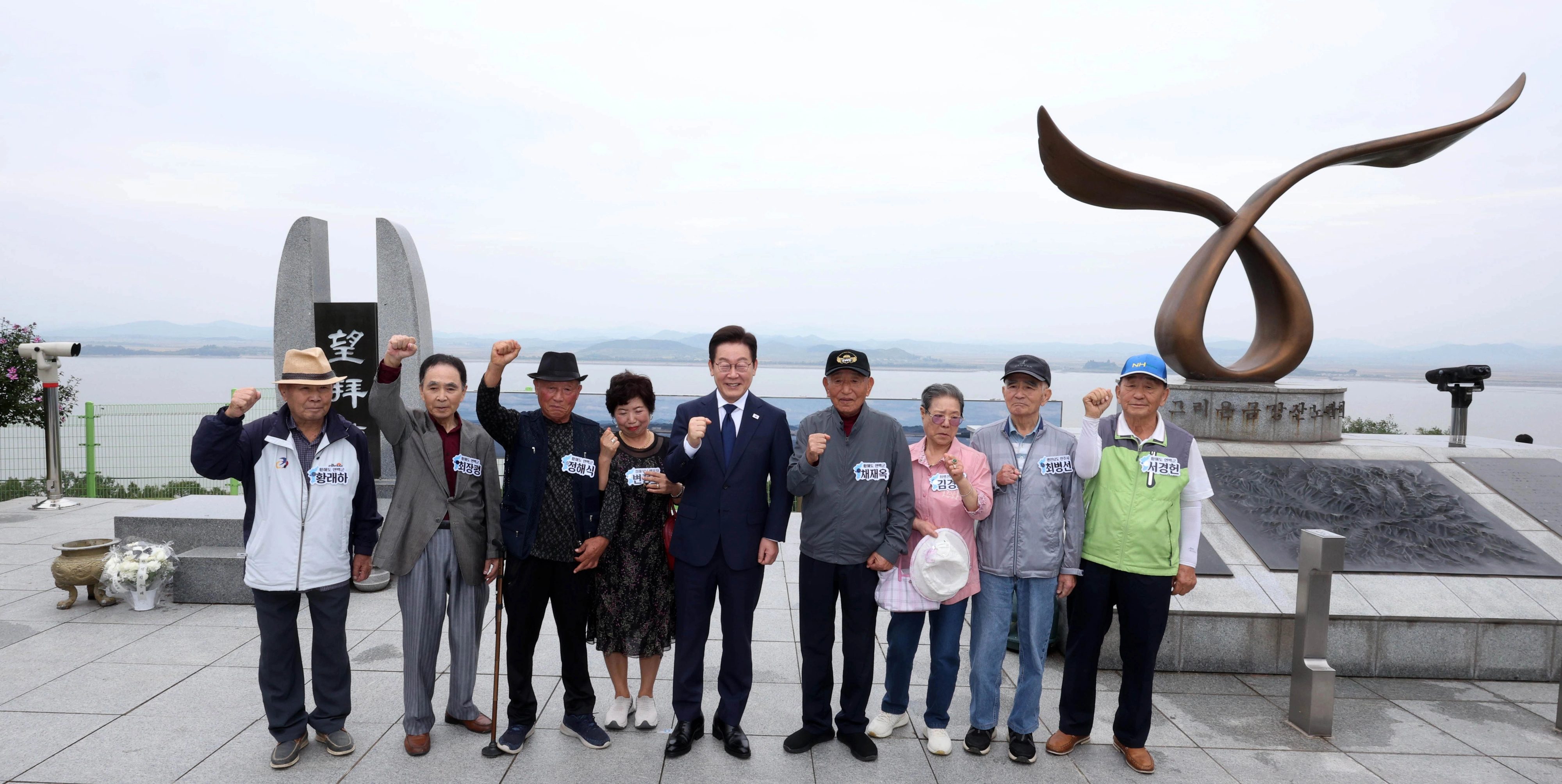이재명 대통령, 실향민 가족과 기념촬영  이재명 대통령이 추석 연휴 첫날인 3일 인천 강화군 강화평화전망대에서 실향민 가족들과 기념촬영을 하고 있다. 
연합뉴스