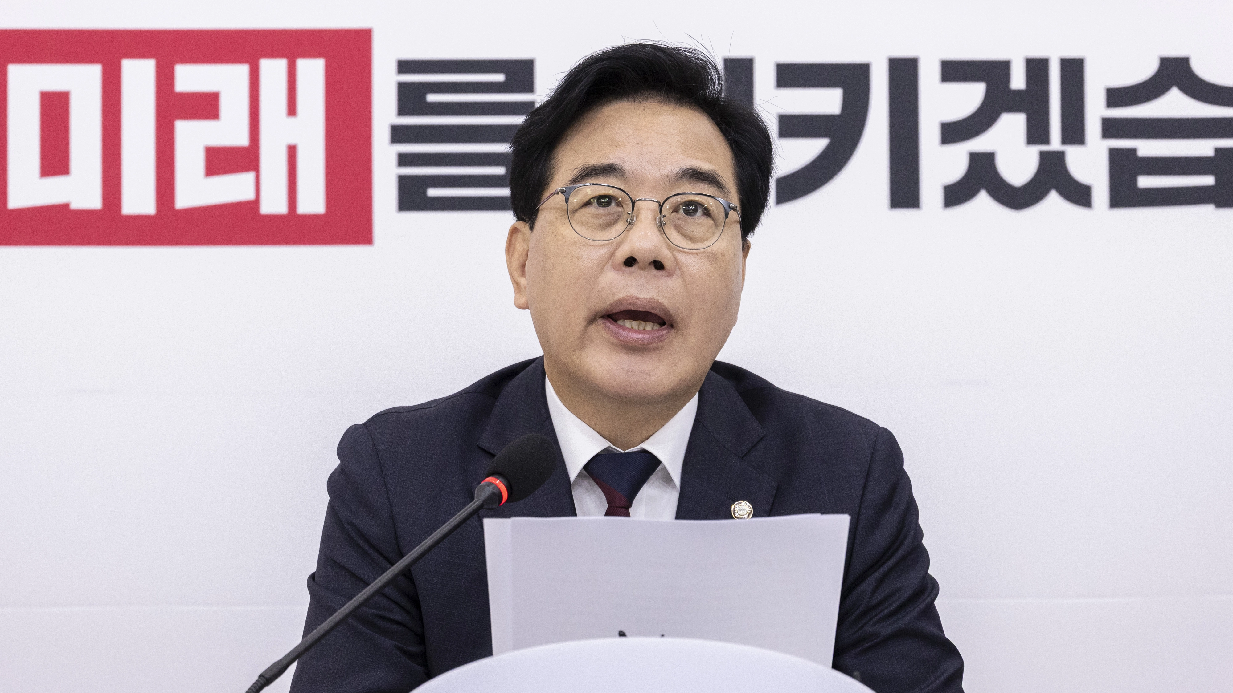추석 연휴 앞두고 열린 기자간담회에서 발언하는 송언석 원내대표  추석 연휴 앞두고 열린 기자간담회에서 발언하는 송언석 원내대표
    (서울=연합뉴스) 황광모 기자 = 국민의힘 송언석 원내대표가 추석 연휴 시작을 앞둔 2일 국회에서 열린 기자간담회에서 발언하고 있다. 2025.10.2
    hkmpooh@yna.co.kr
(끝)


<저작권자(c) 연합뉴스, 무단 전재-재배포, AI 학습 및 활용 금지>